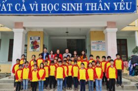 SỞ DU LỊCH QUẢNG BÌNH VÀ MỘT SỐ DOANH NGHIỆP DU LỊCH TẶNG QUÀ CHO HỌC SINH KHÓ KHĂN VÙNG NGẬP LỤT TẠI XÃ TRƯỜNG XUÂN