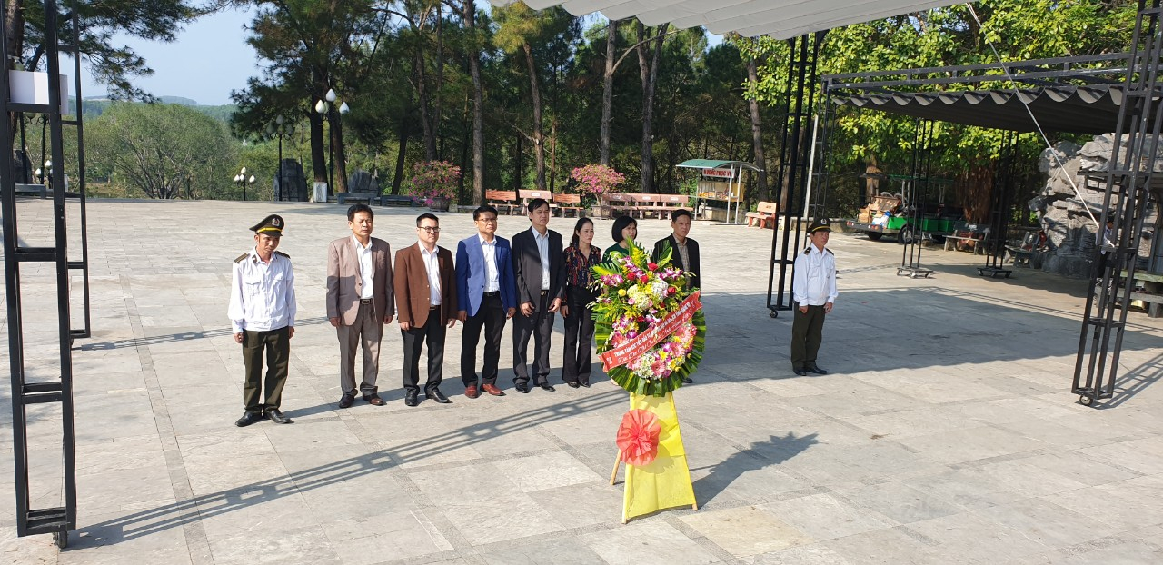 Trung tâm Xúc tiến Đầu tư, Thương mại và Du lịch tỉnh Quảng Trị viếng, dâng hương, dâng hoa tri ân các anh hùng liệt sỹ 