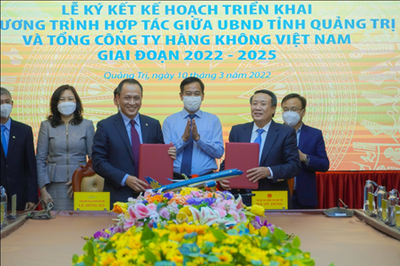 Tỉnh Quảng Trị và Vietnam Airlines ký kết thỏa thuận hợp tác toàn diện giai đoạn 2022 – 2025