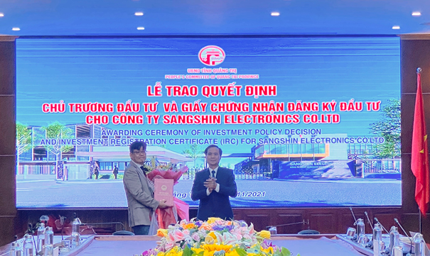 UBND tỉnh Quảng Trị trao Quyết định chủ trương đầu tư và giấy chứng nhận đăng ký đầu tư cho Công ty TNHH Sangshin Electronics (Hàn Quốc)