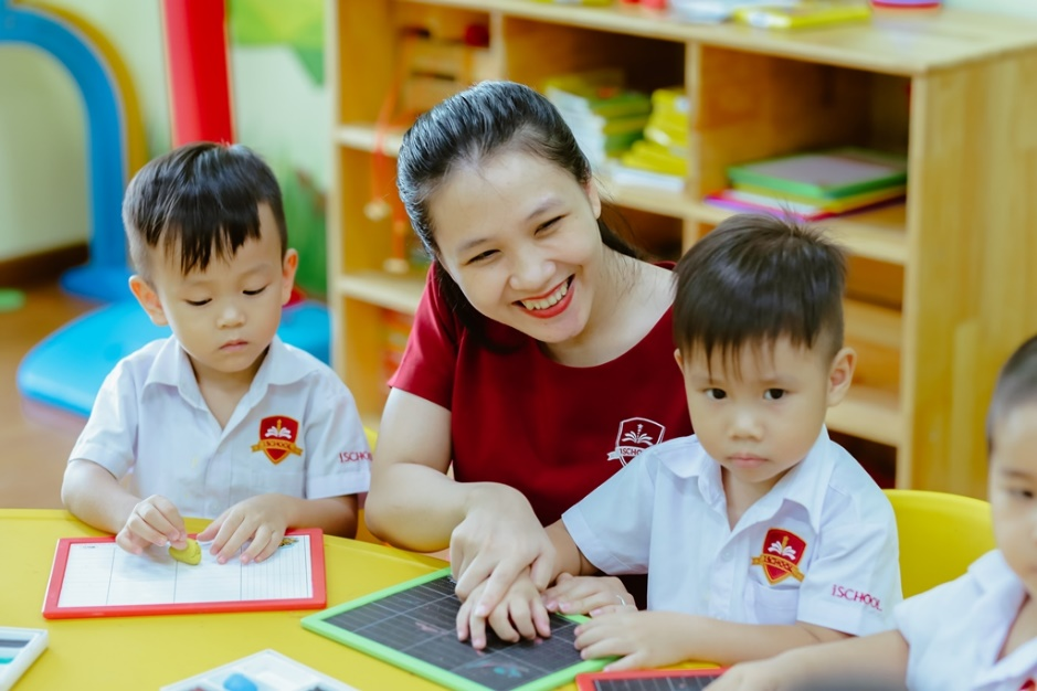 Nắm tay con khám phá “Viên ngọc xanh iSchool Quảng Trị”