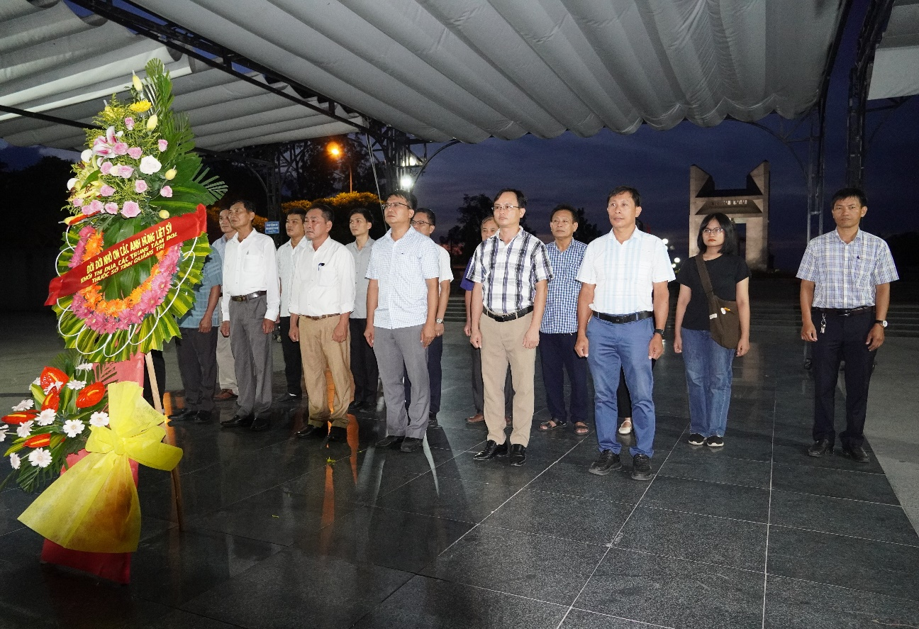 Khối các Trung tâm, Ban quản lý thuộc Sở dâng hương, dâng hoa tri ân các anh hùng liệt sỹ tại Nghĩa trang Liệt sỹ Quốc gia đường 9 và Trường Sơn