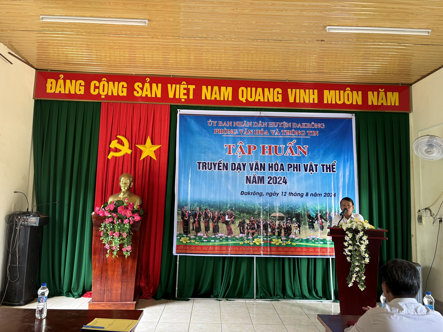Tổ chức lớp tập huấn truyền dạy văn hóa phi vật thể cho các học viên tại thôn Ra Lây, xã Ba Nang.