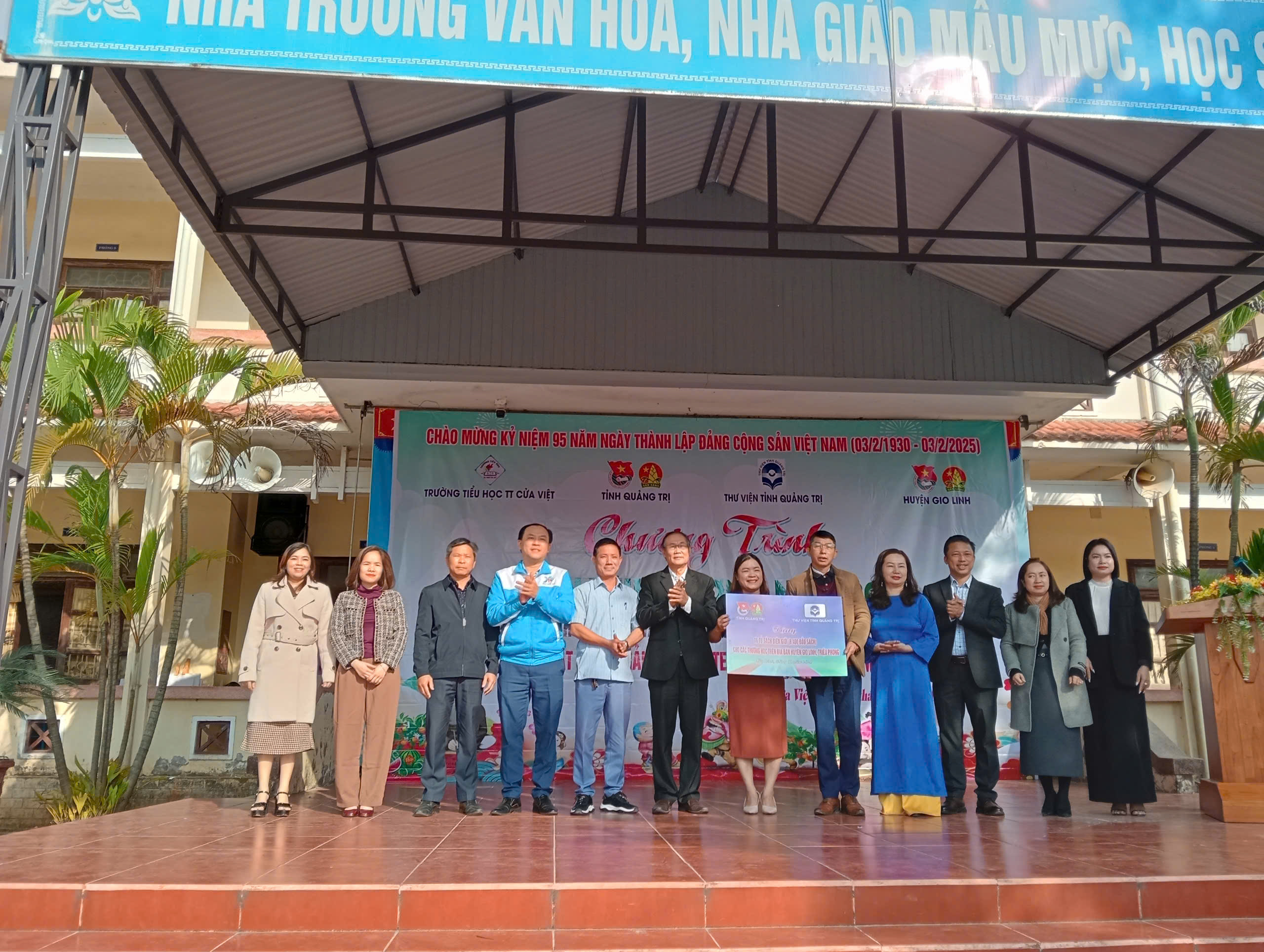Xuân yêu thương 2025: Trao tặng tủ sách biên giới và quà tết cho thiếu nhi có hoàn cảnh khó khăn