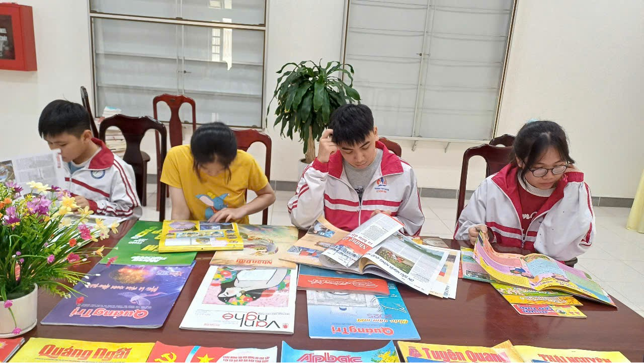 Thư viện tỉnh Quảng Trị tổ chức trưng bày, triển lãm Báo xuân Ất Tỵ 2025