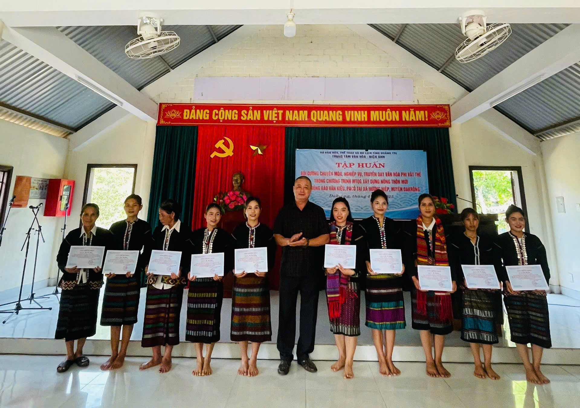 Trung tâm Văn hóa-Điện ảnh: Bế giảng lớp tập huấn Bảo tồn giá trị và phát huy di sản văn hóa phi vật thể “dân ca, dân vũ”