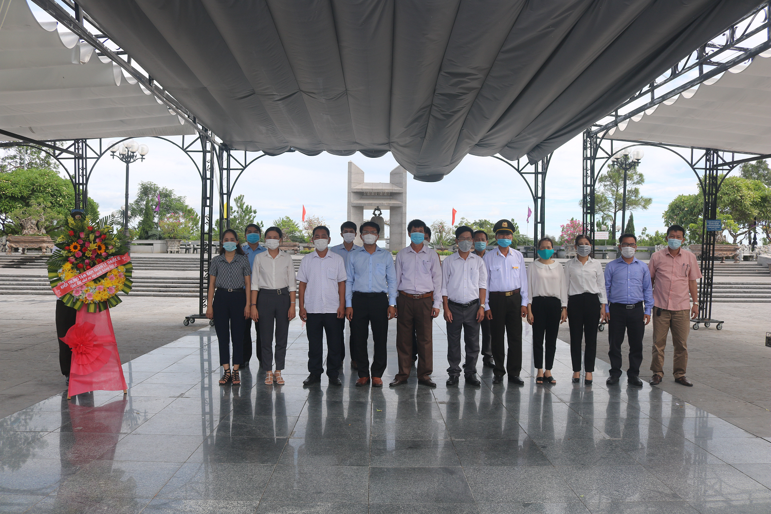 Khối các Trung tâm, Ban quản lý thuộc Sở dâng hương, dâng hoa tri ân các anh hùng liệt sỹ tại Nghĩa trang Liệt sỹ Quốc gia đường 9