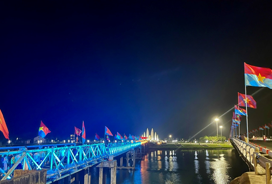 Thắp sáng cầu Hiền Lương chào mừng Lễ Kỷ niệm 50 năm Ngày Giải phóng tỉnh Quảng Trị (01/5/1972-01/5/2022)