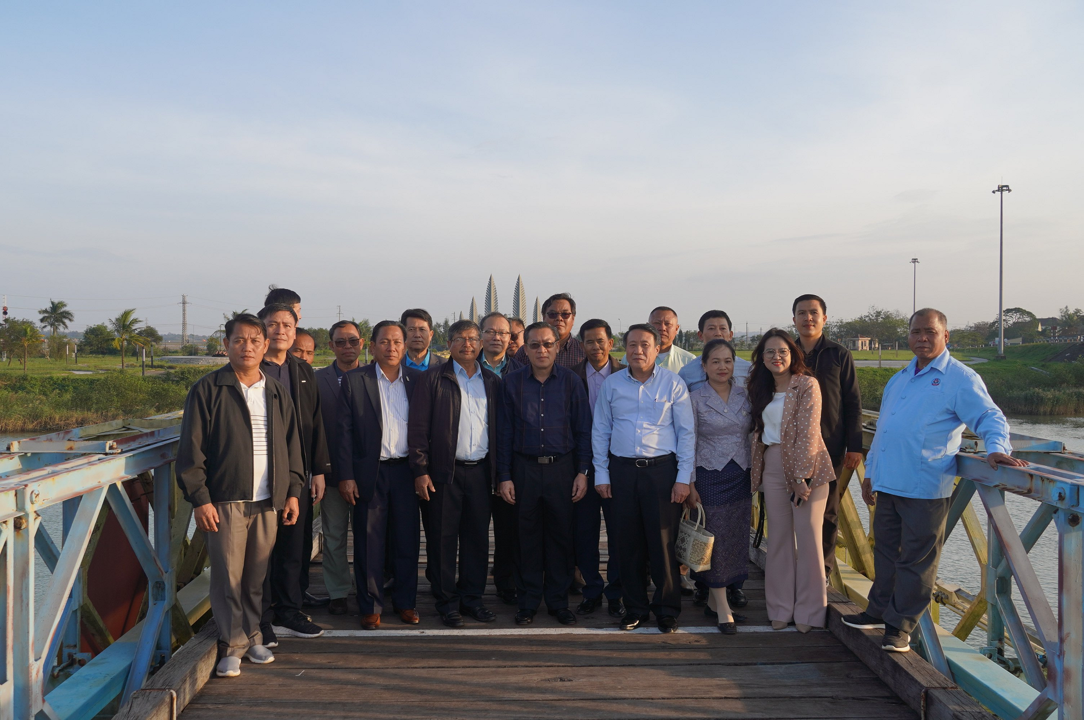 Đoàn Đại biểu tỉnh Salavan, Savannakhet (Lào) đến thăm Khu Di tích lịch sử Đôi bờ Hiền Lương - Bến Hải